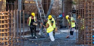 Ile wody dodać do betonu w workach – sprawdzone proporcje