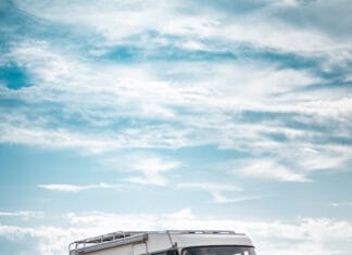 Nie tylko nocleg: jak ocenić kampera pod off-grid, teren i całoroczne użytkowanie Nie tylko nocleg: jak ocenić kampera pod off-grid, teren i całoroczne użytkowanie