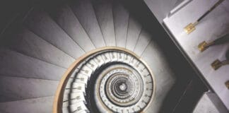 Schody drewniane – dlaczego to wciąż najlepszy wybór do domu?