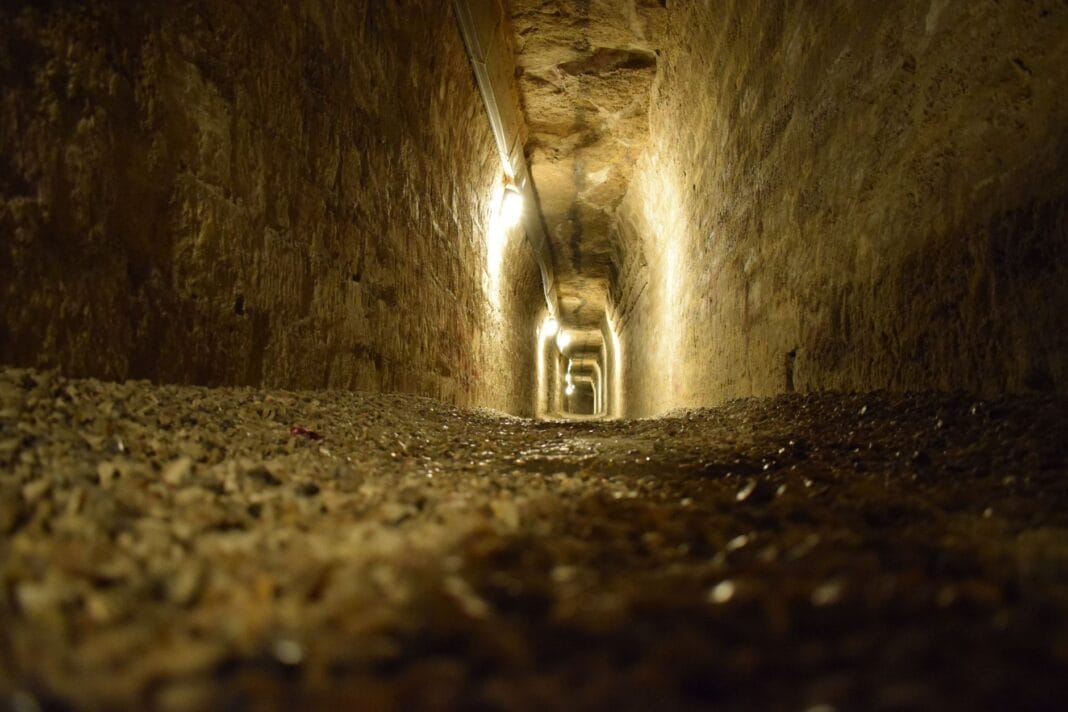 Ciemny kamienny tunel przypominający tajne korytarze podziemi Kłodzka Ciemny kamienny tunel przypominający tajne korytarze podziemi Kłodzka