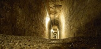 Ciemny kamienny tunel przypominający tajne korytarze podziemi Kłodzka