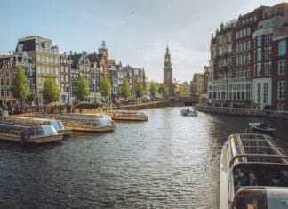 TOP 10 darmowych atrakcji w Głogowie dla oszczędnych turystów z Dolnego Śląska Kanał w Amsterdamie z łódkami wycieczkowymi i zabytkowymi kamienicami