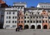 Gdzie zjeść śniadanie w Legnicy? Lokale w centrum i opcje na wynos Kolorowe kamienice w centrum Legnicy w słoneczny dzień