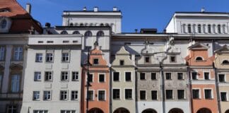 Kolorowe kamienice w centrum Legnicy w słoneczny dzień