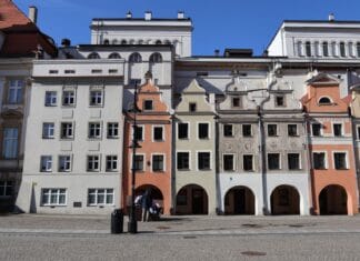 Gdzie zjeść śniadanie w Legnicy? Lokale w centrum i opcje na wynos Kolorowe kamienice w centrum Legnicy w słoneczny dzień