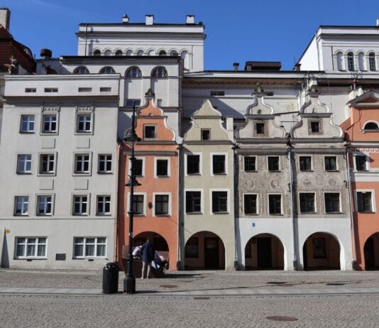 Kolorowe kamienice w centrum Legnicy w słoneczny dzień