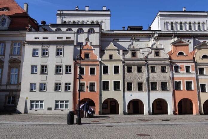 Kolorowe kamienice w centrum Legnicy w słoneczny dzień