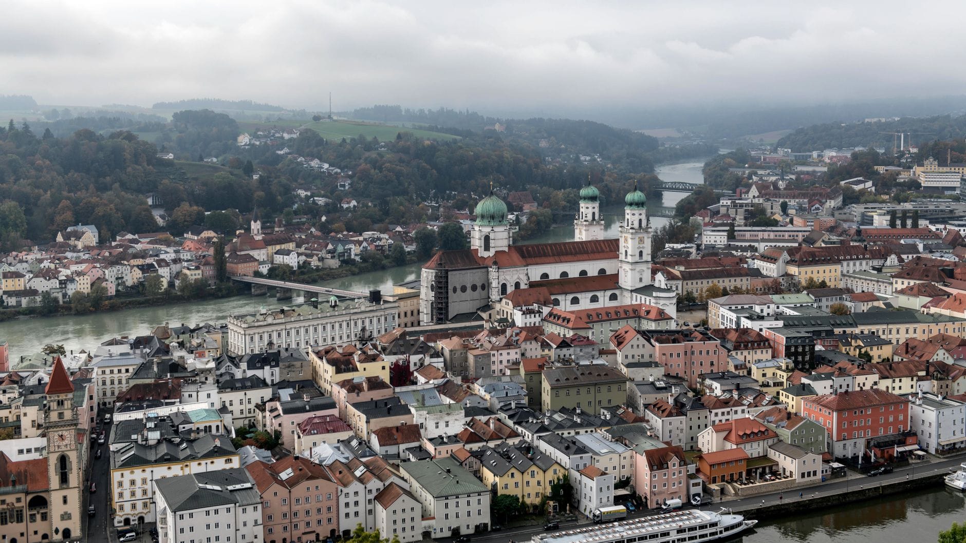 Panorama nadreńskiego miasta z barokową zabudową nad rzeką