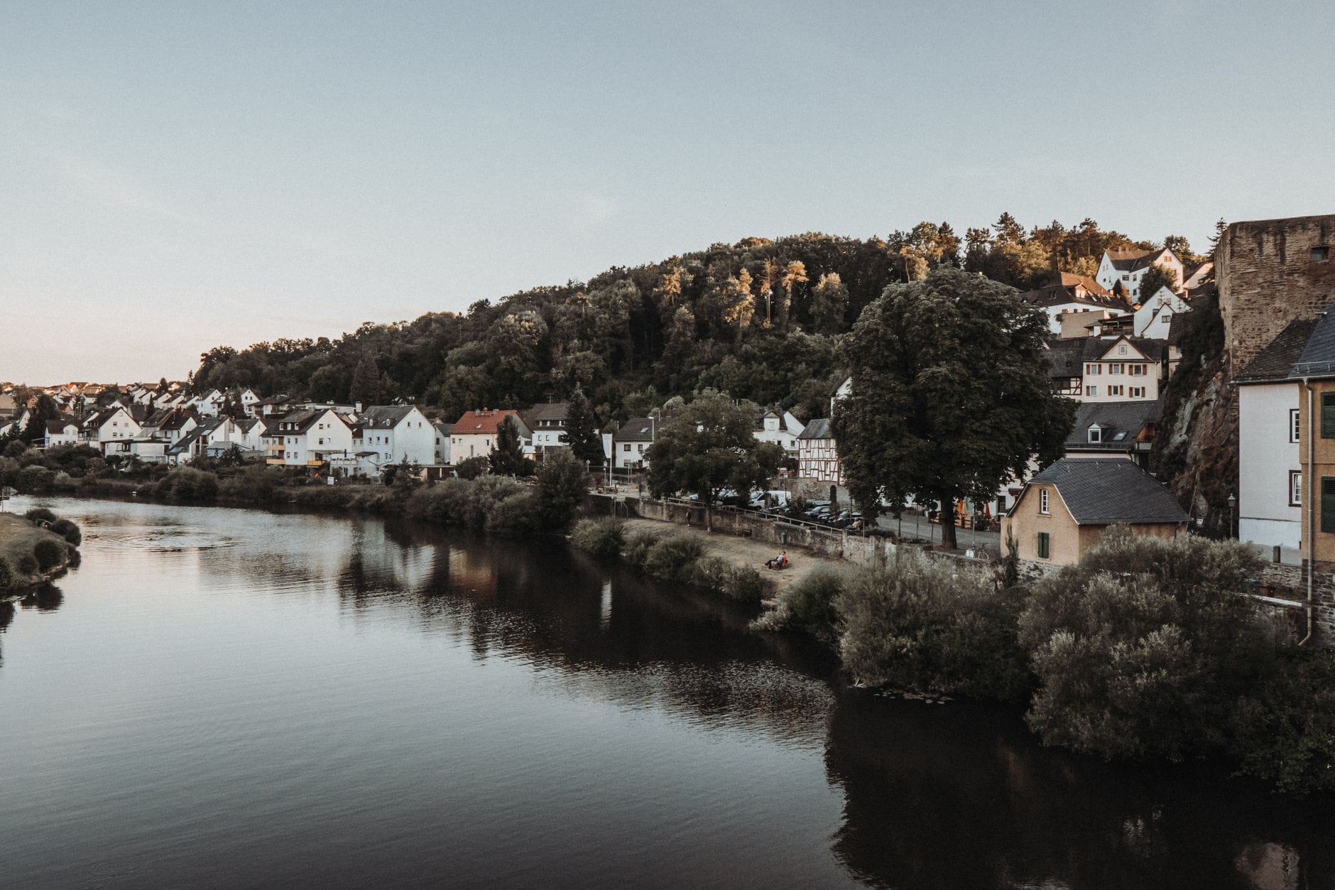 Spokojny widok na zabudowę Zgorzelca nad Nysą wśród zieleni