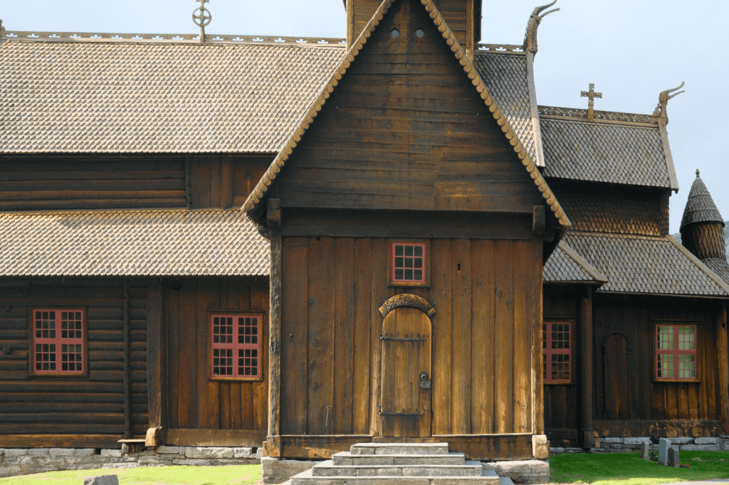 Tradycyjny norweski kościół słupowy w promieniach słońca