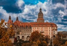 Podziemia Zamku Książ – którą trasę wybrać i jak przygotować się do zwiedzania? Zamek Książ w Wałbrzychu jesienią na