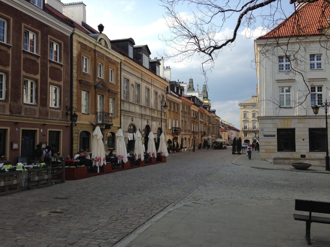 Kolorowe kamienice i kawiarnie przy historycznej ulicy w Warszawie Kolorowe kamienice i kawiarnie przy historycznej ulicy w Warszawie