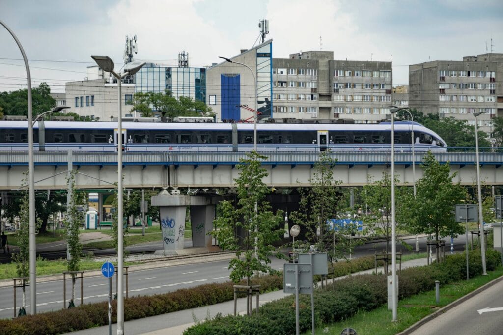 Z dworca PKP do centrum Głogowa – pieszo, autobusem czy taksówką?