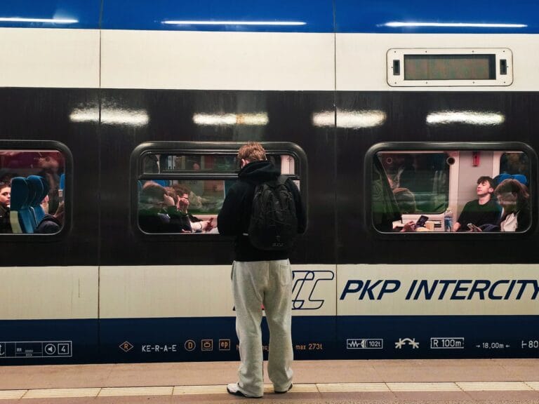 Z dworca PKP do centrum Głogowa – pieszo, autobusem czy taksówką?